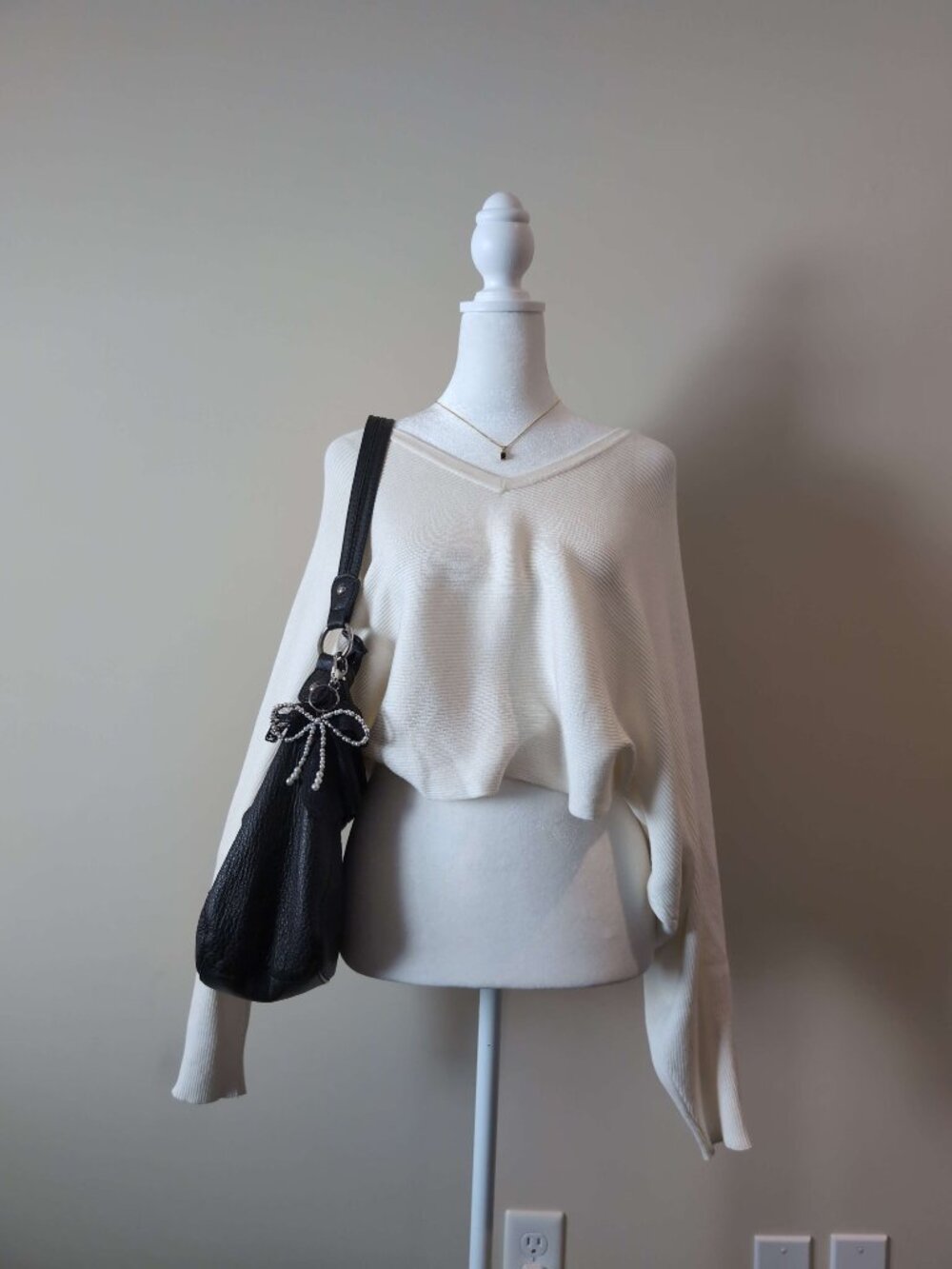 NA-KD Cropped Viscose Batwing White V-neck Sweater